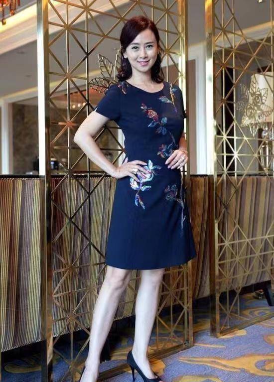 "52岁翁虹:优雅十足!穿刺绣裙惊艳,魅力依旧不减,"_时尚_连衣裙_印花