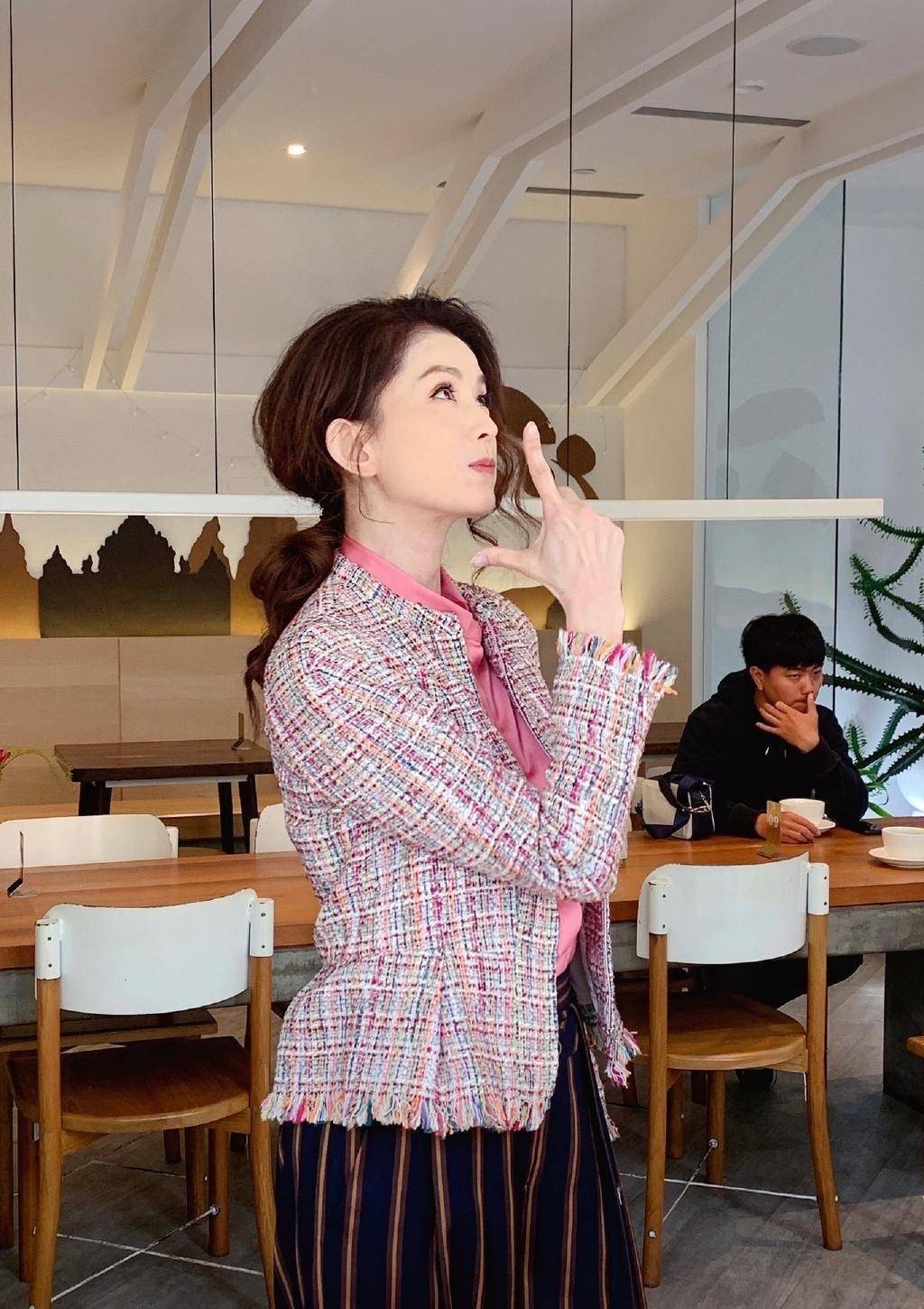 而叶全真穿着的通勤装不仅有着显年轻的效果,还能让自己的身材看起来