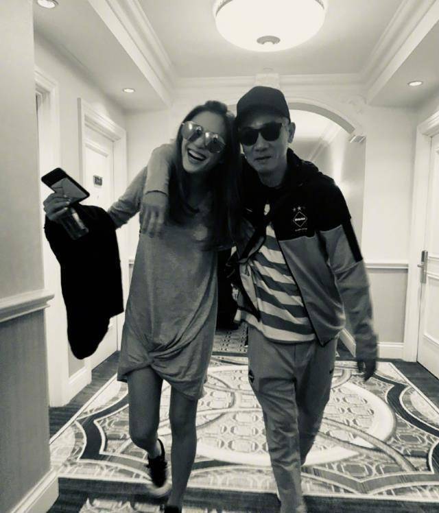 应采儿发文为jasper庆生,晒一家三口合照五官神似,满满的幸福_陈小春