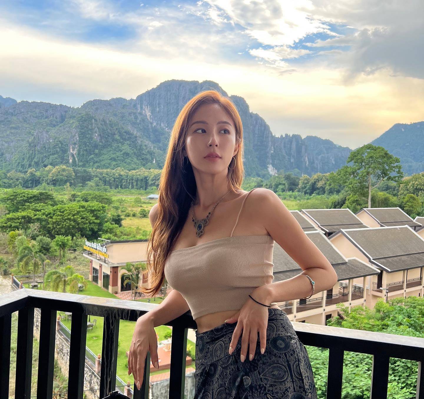 金宝拉(borakim)是ig上的知名时尚模特,目前在平台上拥有近110万粉丝.