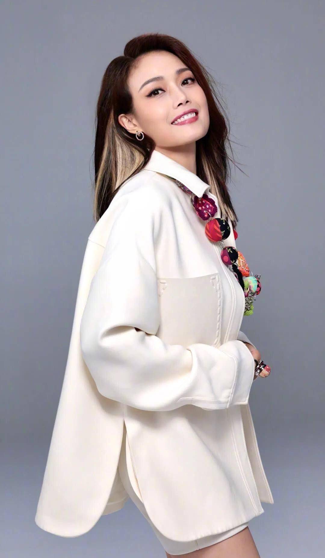 每当提到方脸女明星,想必很多人都会想到容祖儿.她的方脸更加严肃.