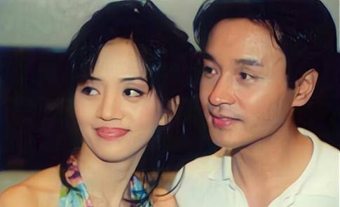 随后他就带着林青霞,张曼玉,梁家辉等人在沙漠里牌怎么这么由于风大