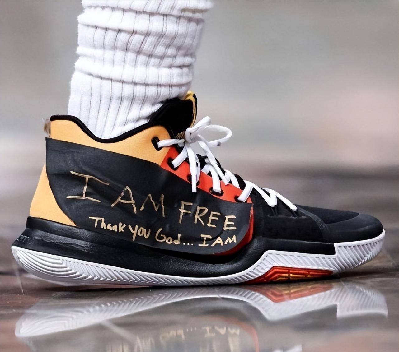 在去年12月对阵黄蜂队的比赛中,欧文用黑色胶带将耐克标志贴在两边,一