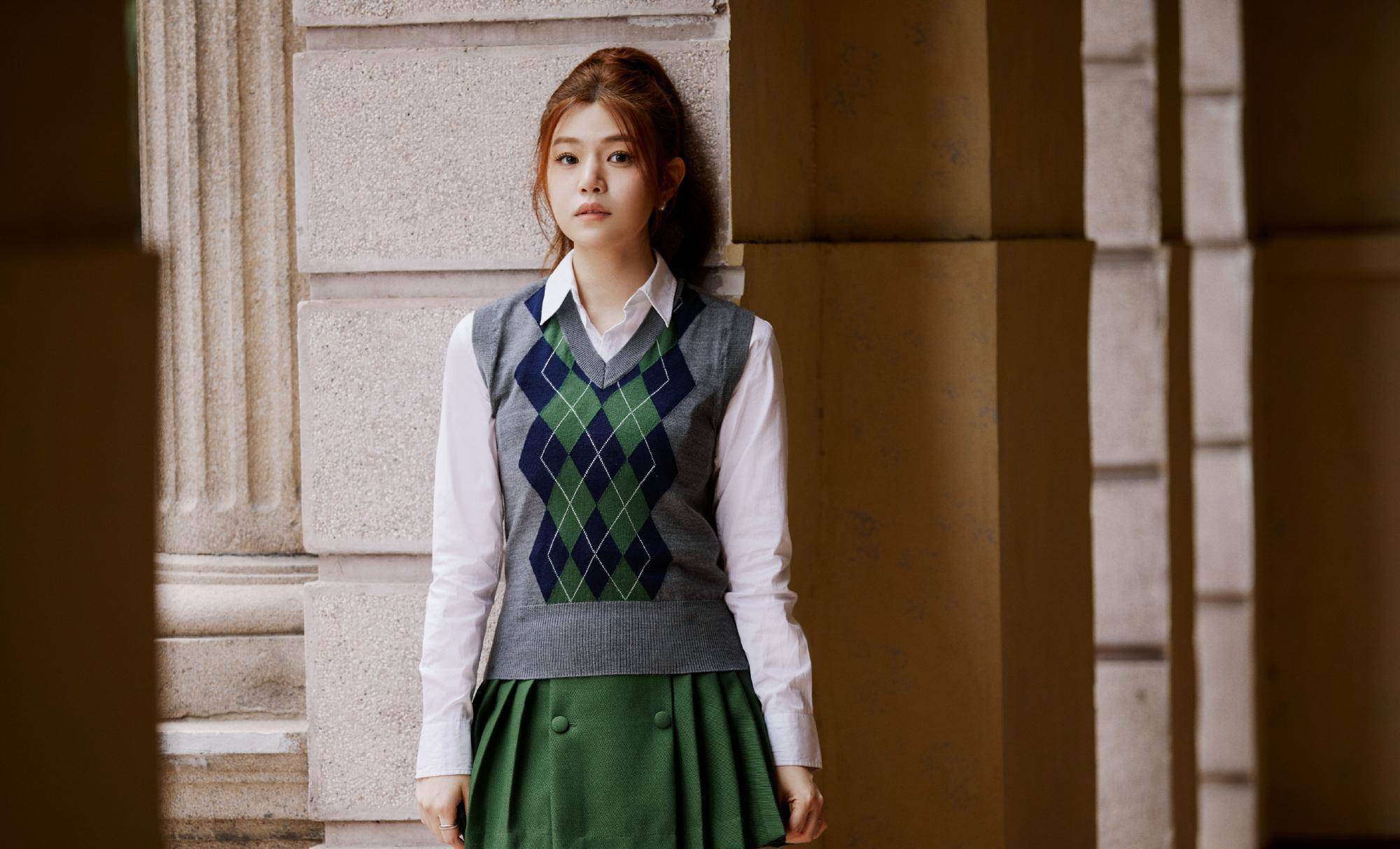 今天给大家分享一下80后陈妍希姐姐浓浓的学院风穿搭