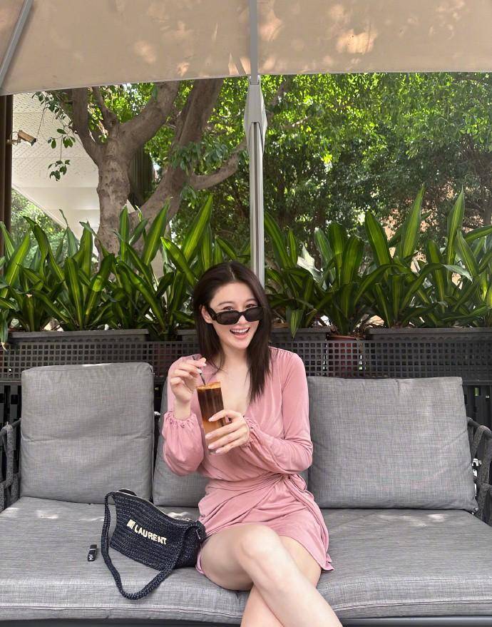 36岁的张馨予真是会穿,长腿粉色短裙好吸睛好美_身材_设计_裙子