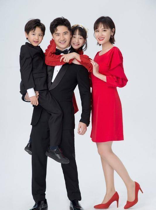 叶一茜牵手"小田亮"现身,蓝白配色清爽气质,鸽子蛋钻戒太抢眼_小亮