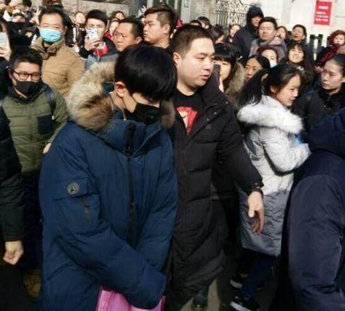 易烊千玺现身中戏初试,在人群中气质太出众,前面小