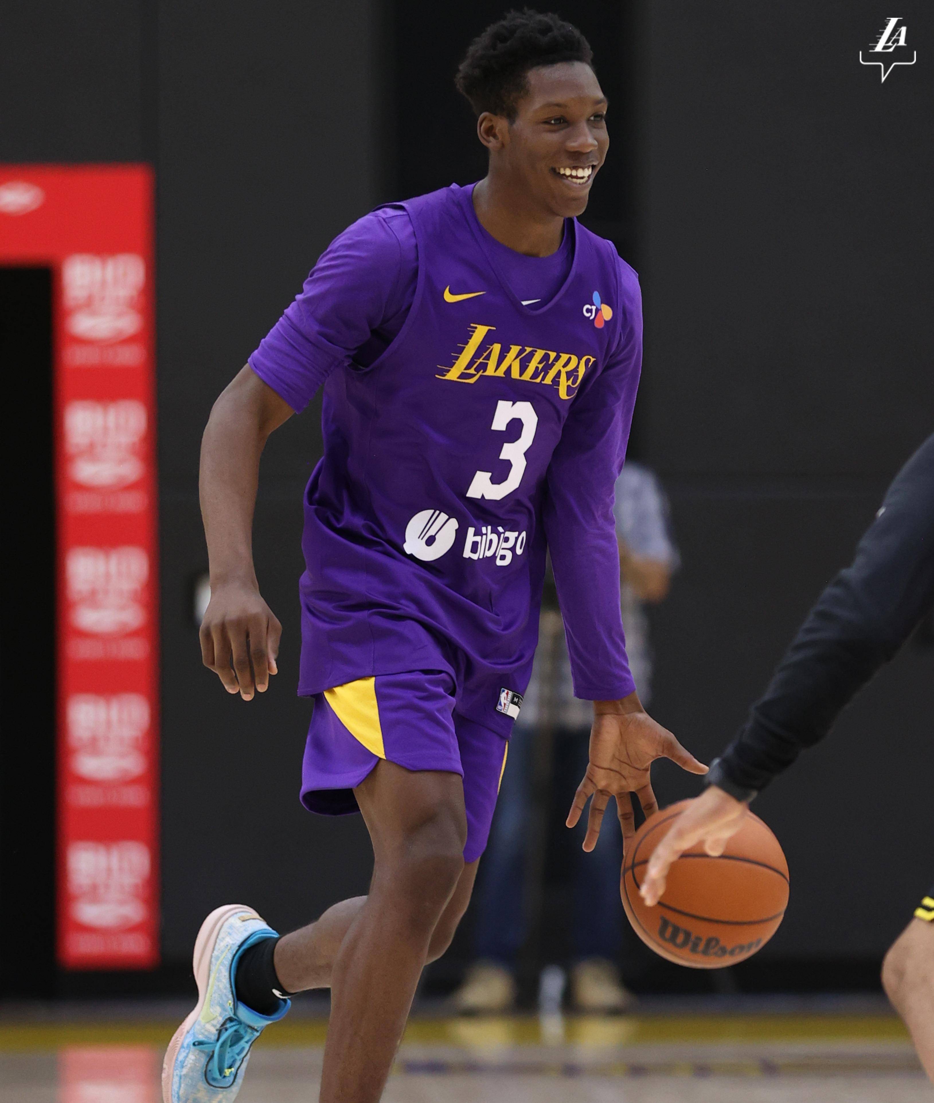 蒂米-艾伦,出生于2000年1月9日,身高198cm,体重95kg,司职前锋,效力于