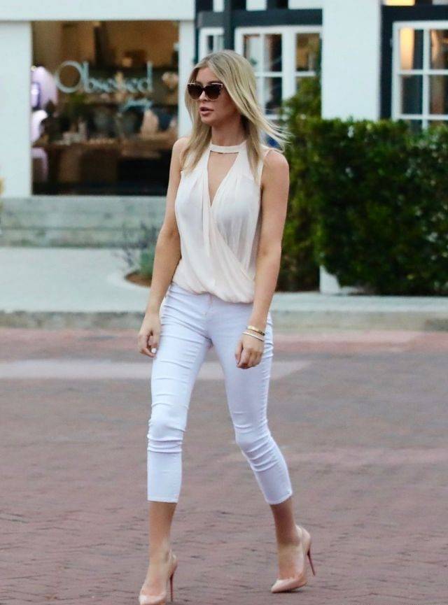 卡戴珊71岁变身老爸亮相,表情狰狞脸僵硬,和24岁女友同框像母女_凯特