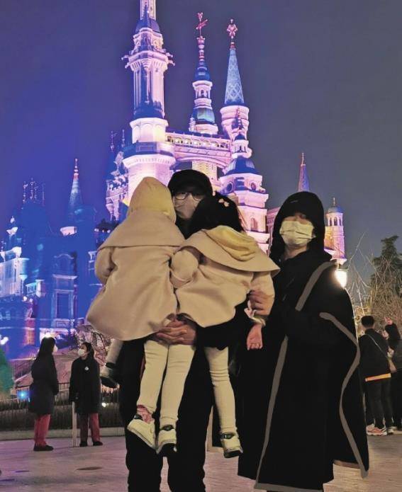 张杰晒双胞胎打架子鼓,跳俏留不同发型边打边甩头,逗得谢娜直乐_女儿