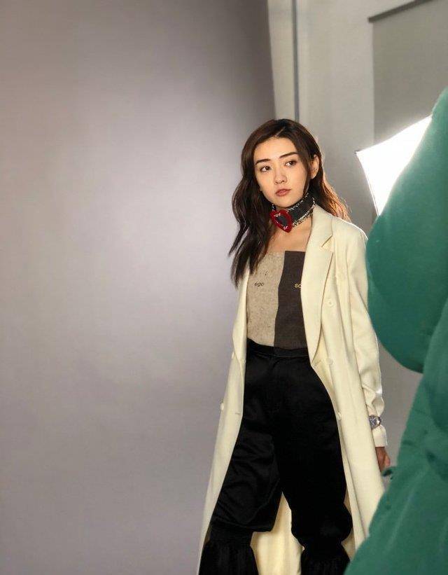 蒲巴甲未婚妻节后首晒照,周身胖两圈腹部隆起似有孕_梁洁_肚子_照片