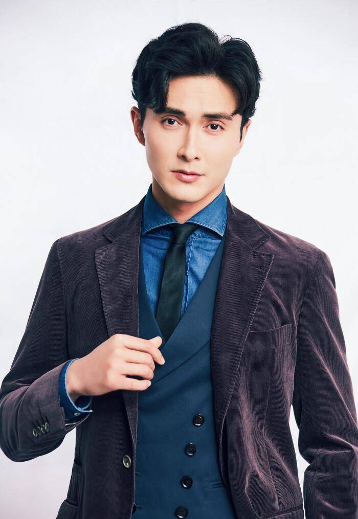 高伟光25岁才高考成功,从18岁打工当过搬运工,现是杨幂旗下主咖