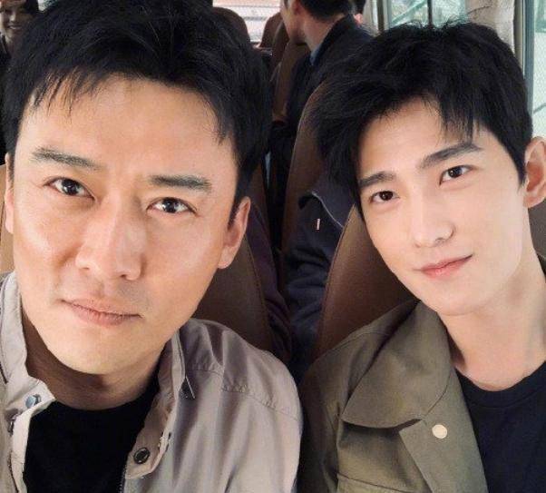 杨洋单手开车,盯着他一脸痴迷的女子像李一桐,粉丝:碰巧撞脸_玩游戏