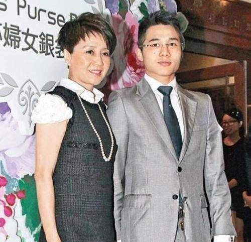 疑与何猷亨复合无望,tvb小花为免旧事重提,与两大型男大搞暧昧_陈滢