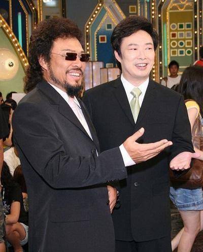 张菲和费玉清费玉清,原名张彦亭,1955年7月17日出生于台北,21岁时在