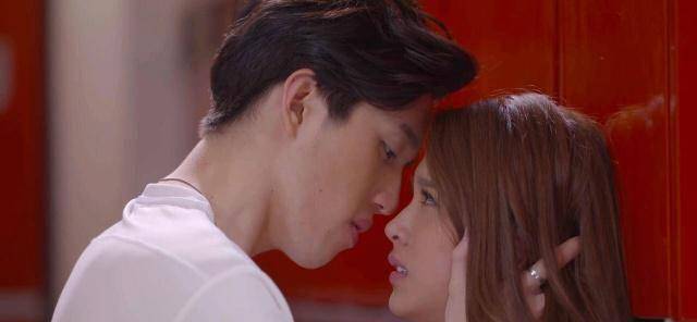 泳池强吻,壁咚很撩人,花絮床咚导致床榻太搞笑_石拉_老婆_浴室