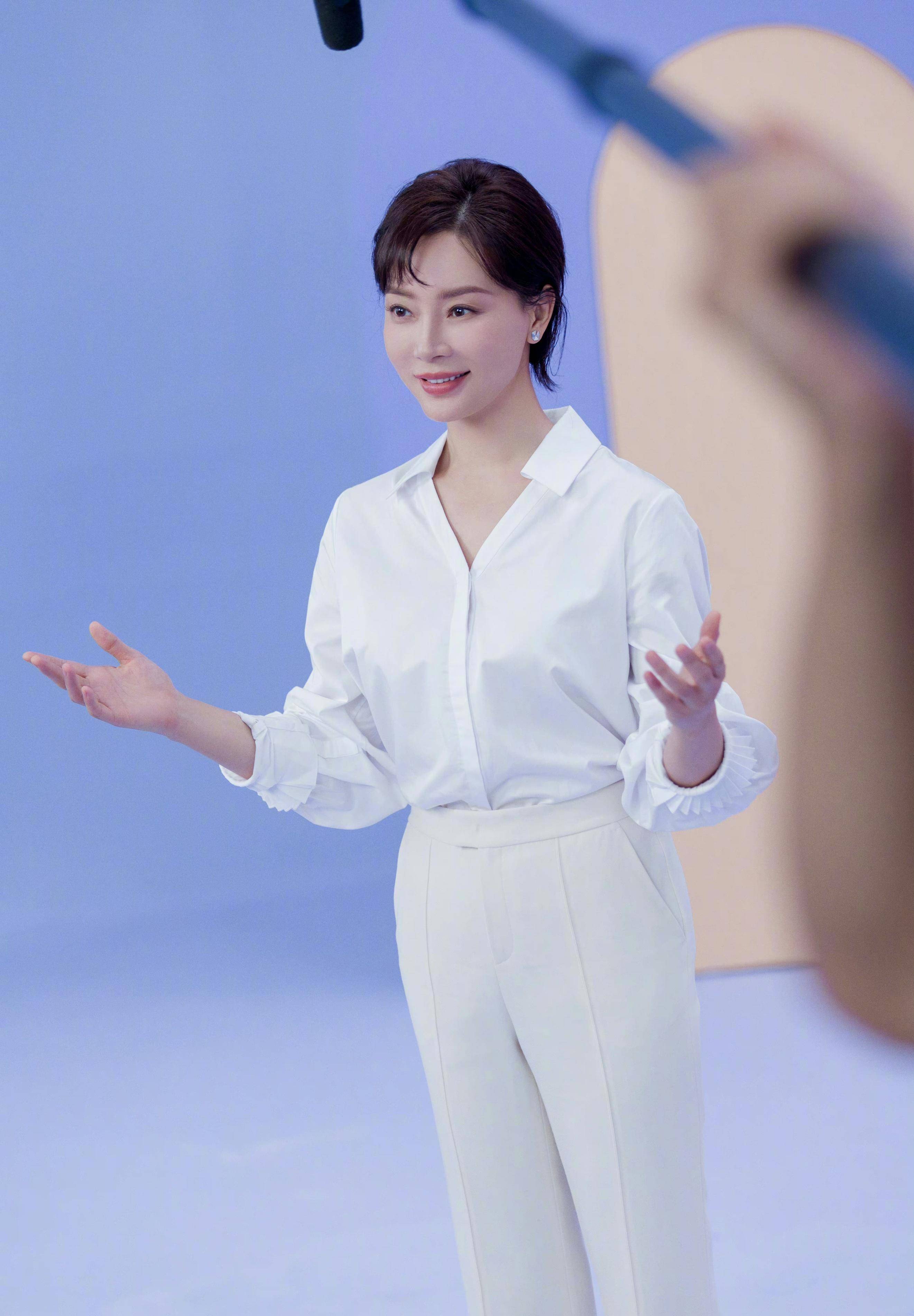 女王职场着装全靠刘涛和陈数,高挑有型_白色_西装裤_衬衫