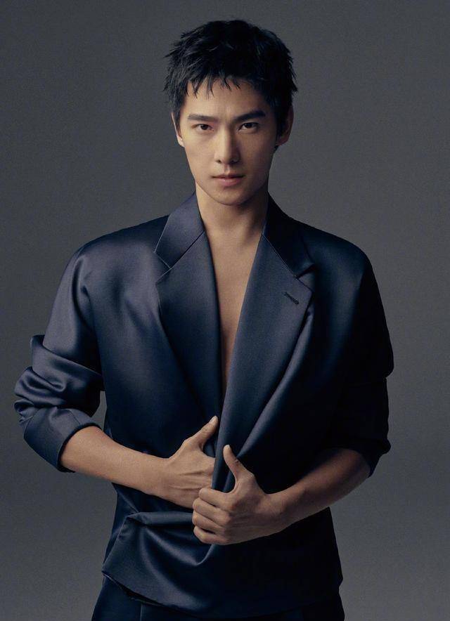 近日,杨洋时装男士四五月合刊封面公开,此次出现在杂志上的杨洋,身着