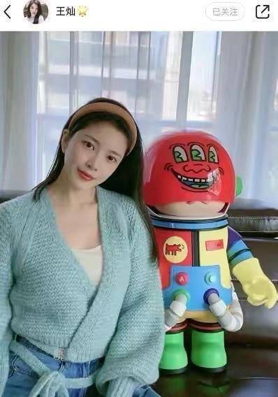 郭碧婷王灿亮相,颖儿与碧婷拍照却忽略王灿_休闲_蓝色_明星