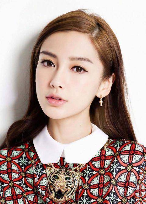 杨颖参加好友孩子庆生宴,单手托腮微笑合影,手指仍戴着固定钢板_海绵