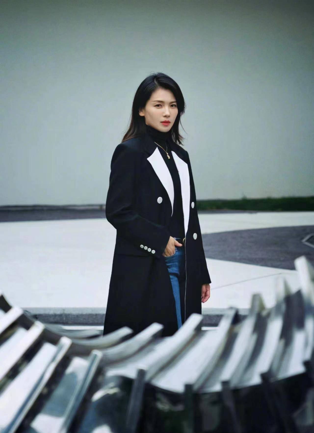 刘涛分享了一套极简风的穿搭,黑色高领内衣 黑白拼色外套,简约时尚