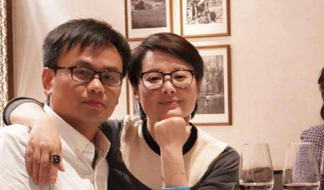 袁立被禁言后罕见露面,面容苍老身材走样,依然在坚持慈善事业_梁太平