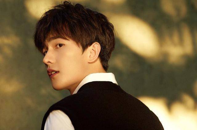 杨洋vs沈腾,这2个人不光是校友,还都是校草?_时候_吐舌头_易烊