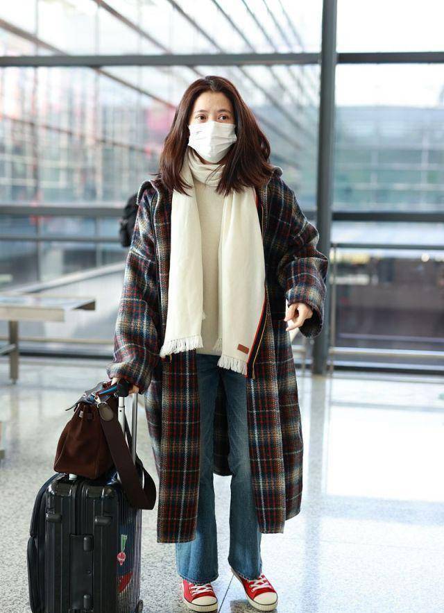 随性的搭配方式,低调却很洋气正如袁咏仪的造型一样,休闲毛衣,牛仔裤