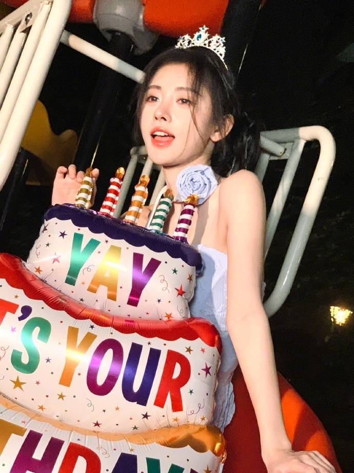 鞠婧祎生日化身天使美人,俏皮灵动超甜美,胸口美人痣抢镜_蛋糕_祝福