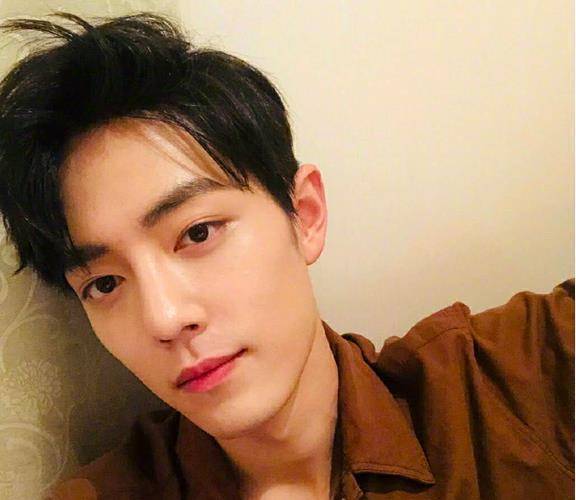 曝肖战被私生饭取消值机,凌晨滞留机场,网友怒斥:不择手段!