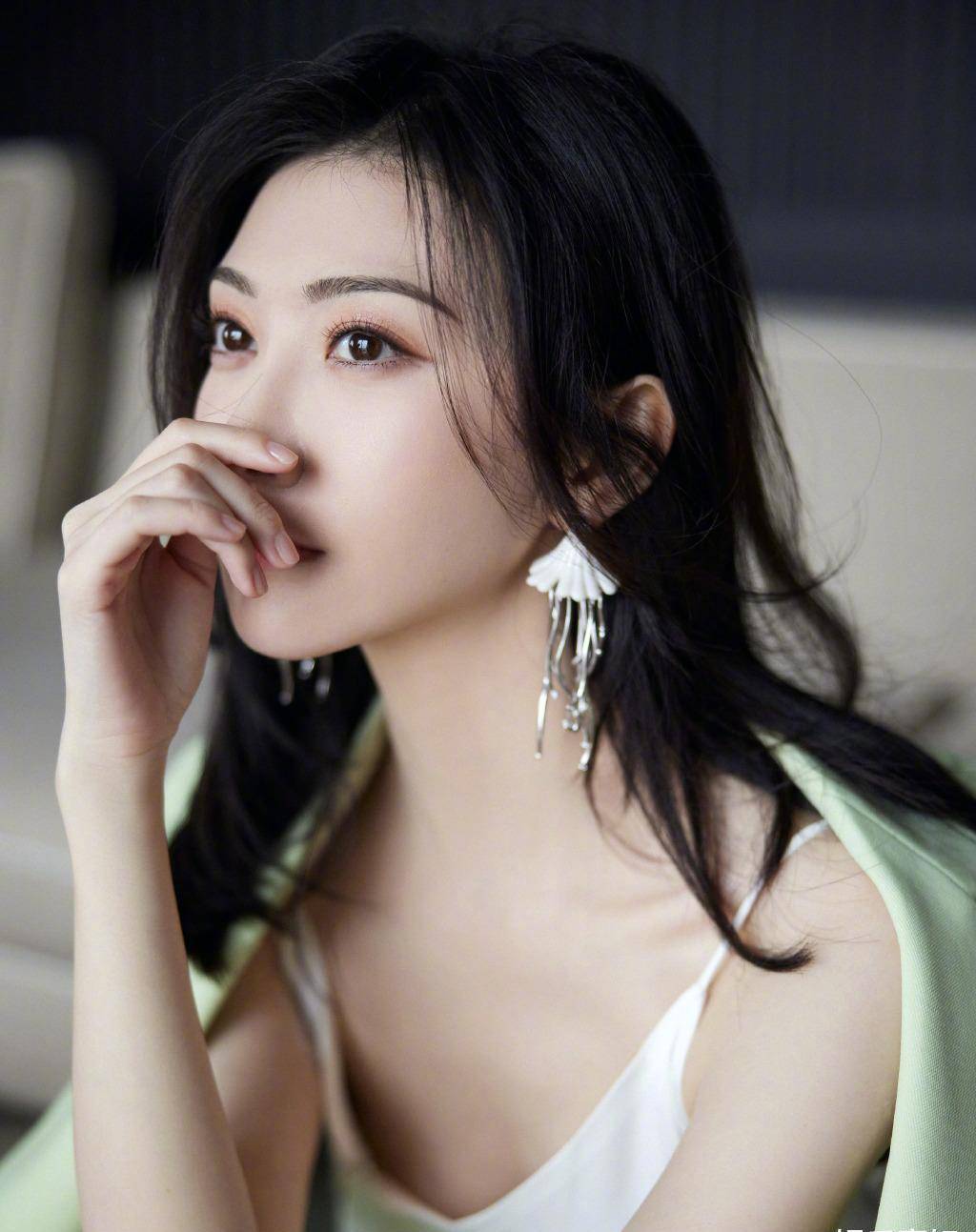 景甜早春穿搭好好看,清新的藤绿色西服套装,优雅大气,飒甜兼有_耳环