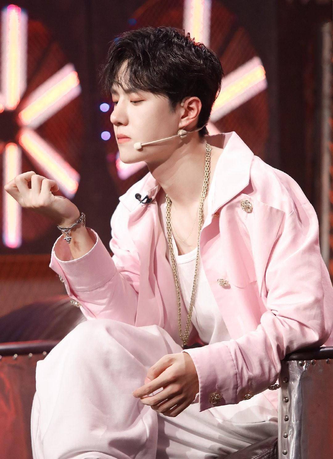 有种"特色"叫招牌动作,王一博奶萌啃手指,爷们的跳着舞_模样_外表