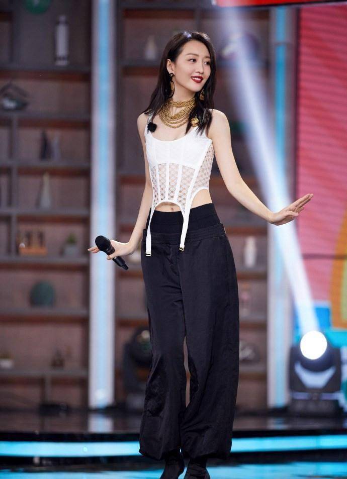 有种"蜜汁审美"叫王鸥,穿的背心像泳装,项链还绕脖子好几圈_细节_造型