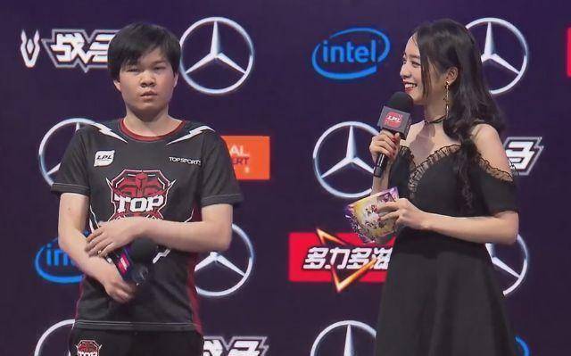 余霜黑色蕾丝裙现身比赛,选手都忍不住多看两眼,比旗袍好看百倍_网友