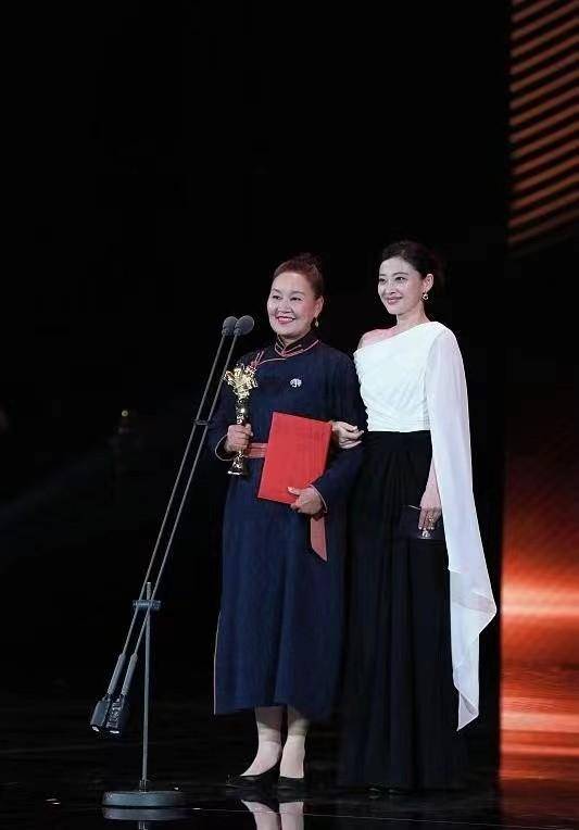 梅婷同框倪萍，两人五官气质好像啊，梅婷脸上长痘眼神强势有气场-梅婷和倪萍越来越像了