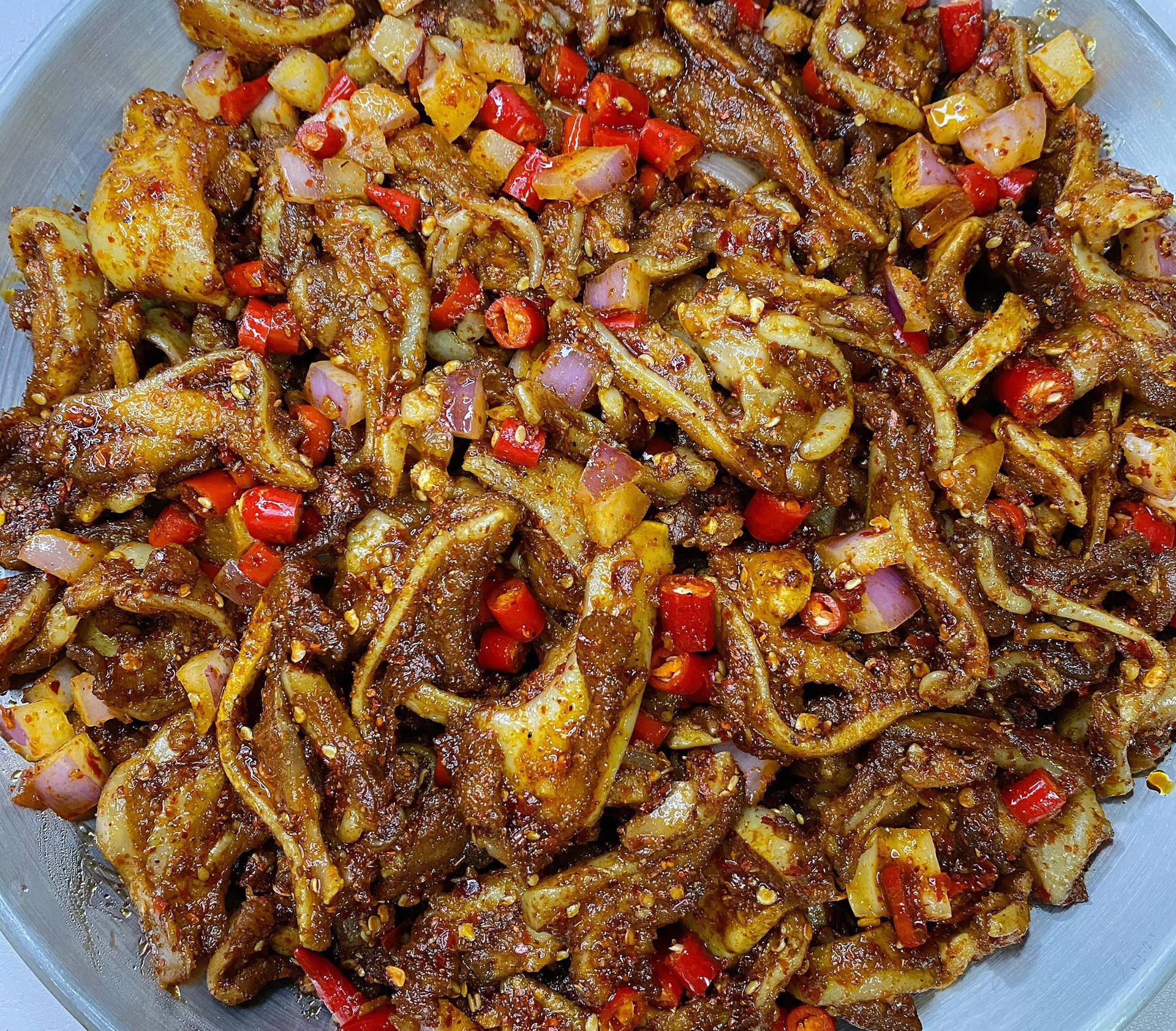 香辣孜然脆骨2,锅内剩余油,下生姜,大蒜,干辣椒,洋葱炒香,再倒入辣椒