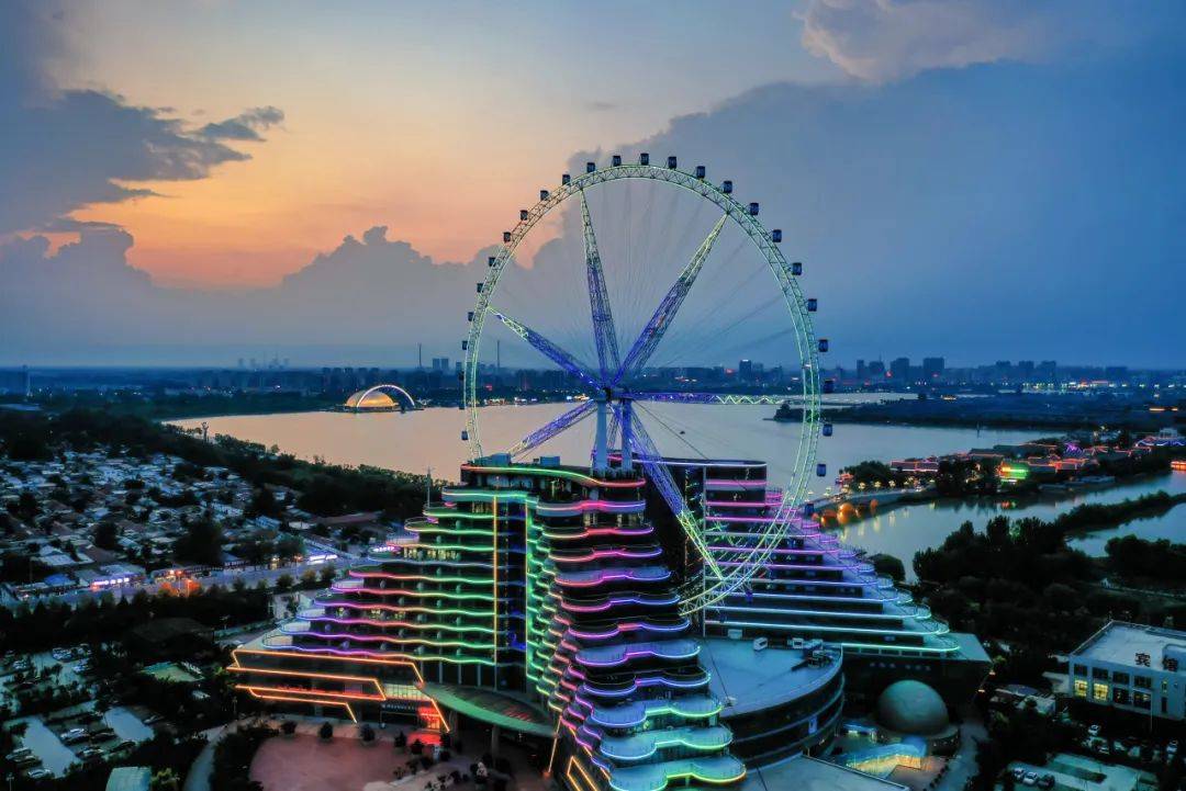 一起坐在摩天轮小小的格子里,一遍遍的轮转,俯瞰一整个东昌湖,爱人在