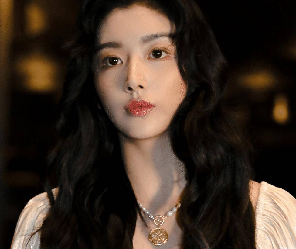 孔雪儿终于放弃红棕发,换成黑长卷后,是"迪士尼在逃公主"吧?