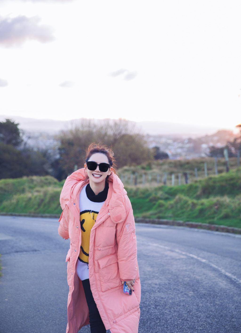 戚薇的6套羽绒服穿搭,显瘦显高不臃肿_黑色_高领_衣服