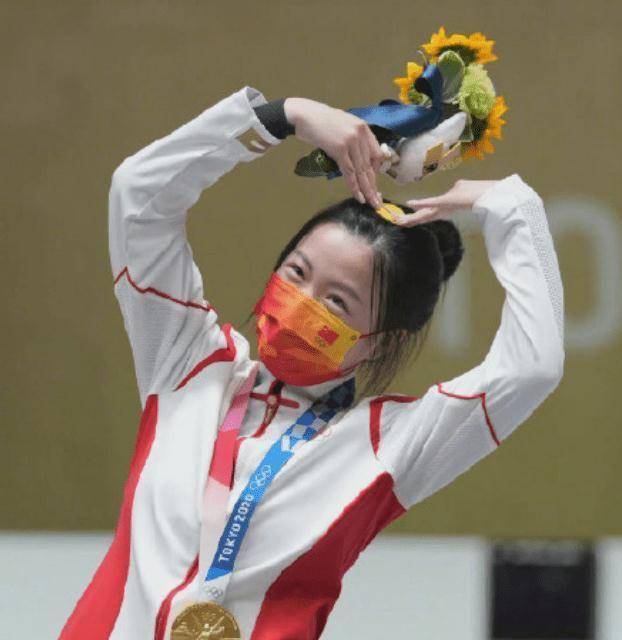 杨倩两次登上最高领奖台,可爱挡不住,现实中颜值也不输女明星_气质_很