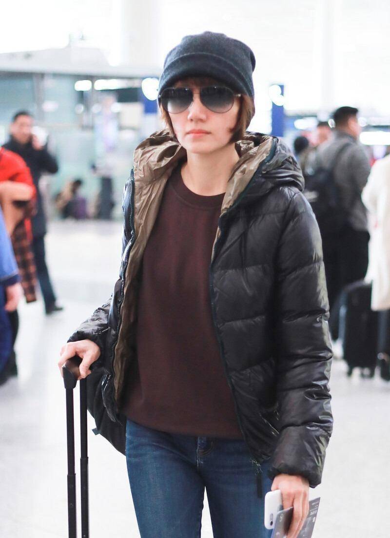 黑色羽绒服搭配牛仔裤,干练又活力满满_气质_服装_剧中