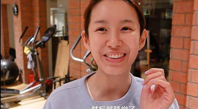 张子萱和老公同框,陈赫在她旁边玩电脑,两个女儿穿公主裙好可爱_化妆