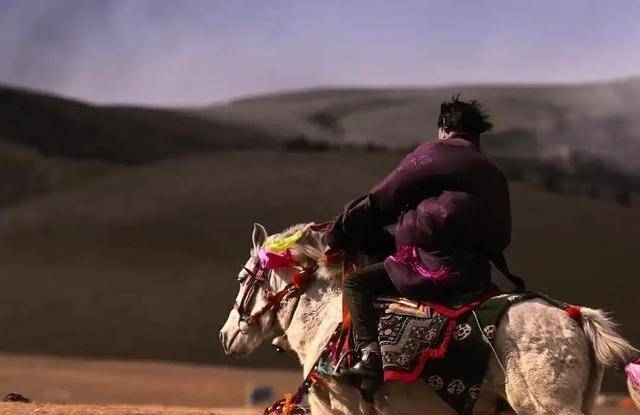 有种"神仙基因"叫丁真全家,都是明星脸,舅舅更神似郑伊健_孩子_照片