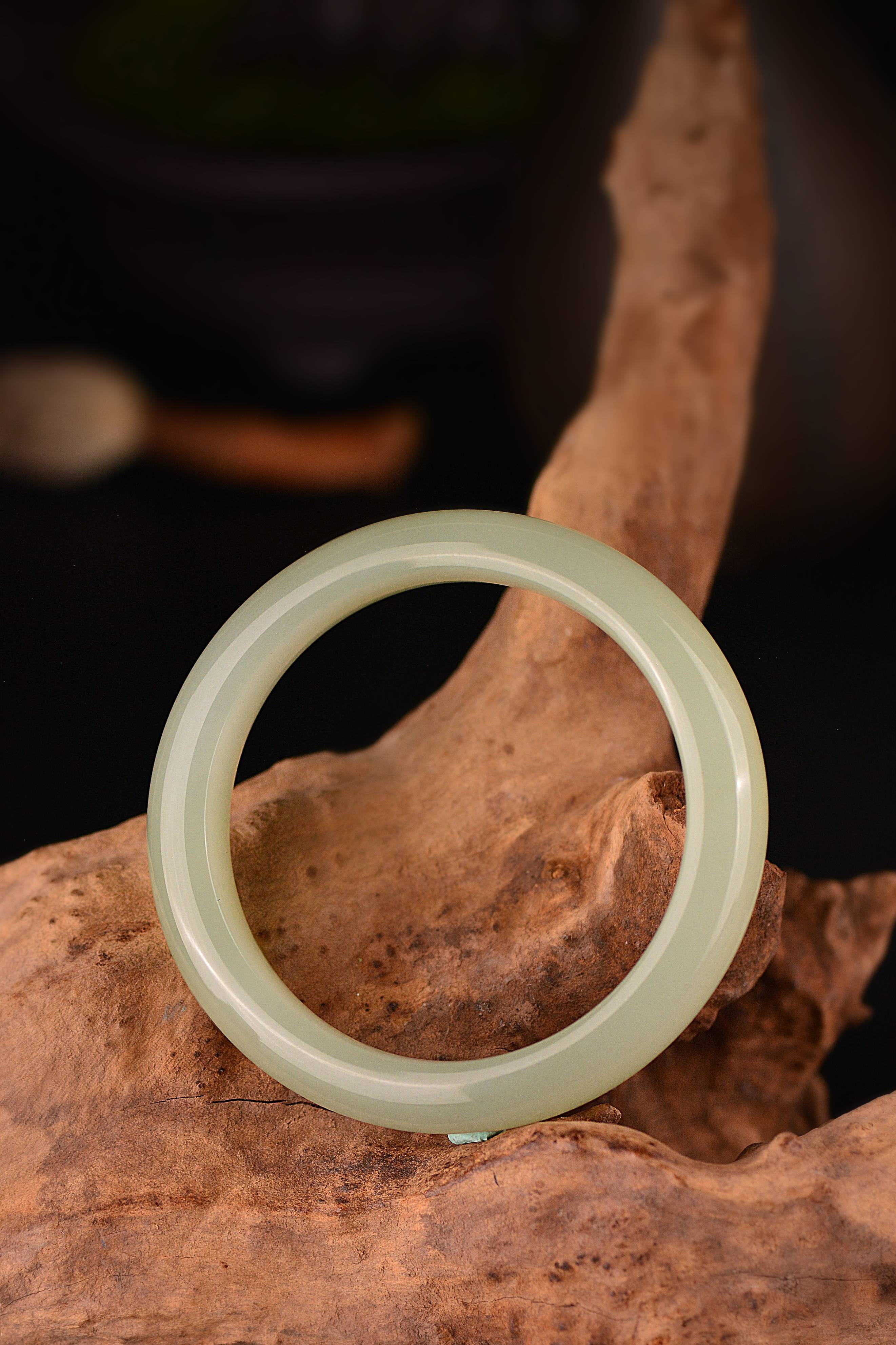 竹叶青和田玉,和田玉中那抹动人的嫩芽_颜色_审美_美玉