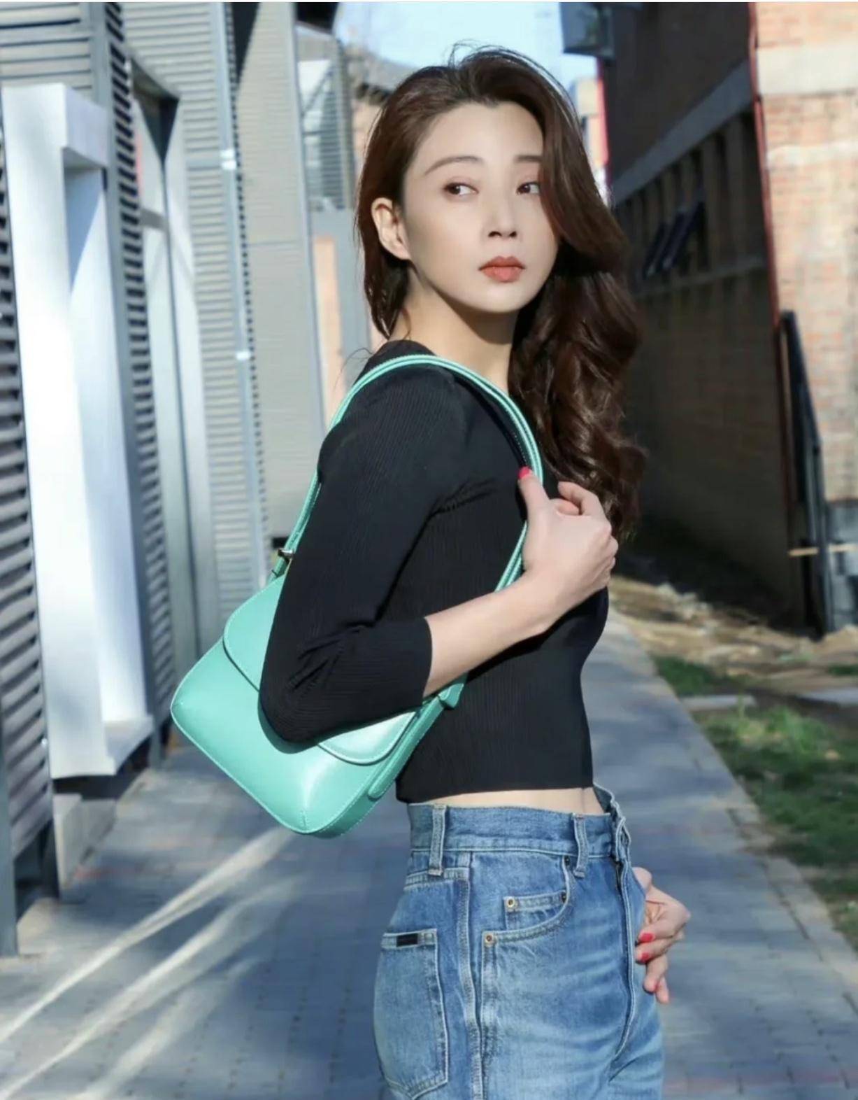 也不古板沉闷,值得轻熟女借鉴——从年龄上看,42岁的殷桃已经属于中年