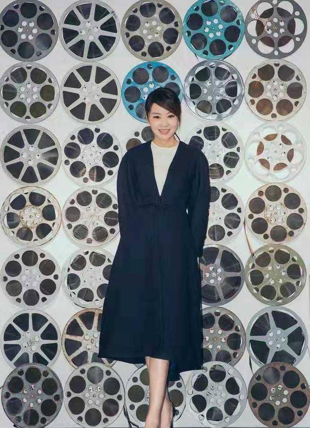 闫妮高领衫配格子裙,端庄优雅气质太突出,完全看不出已经48岁_马尾