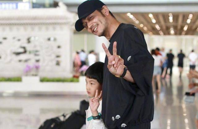 杨烁王黎雯一家高颜值,父子档携手走机场表情成亮点_儿子_镜头_感觉