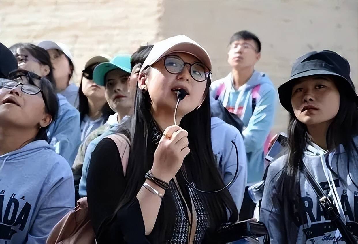 穿个紧身裤就算"色诱"?女导游穿着引发热议,网友:居心何在?_旅游_专业