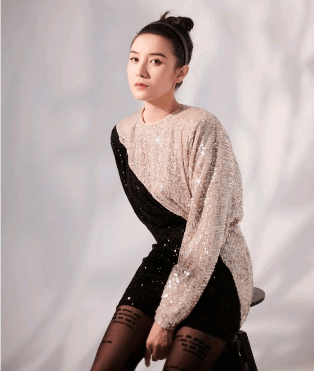 宋佳打破时尚界限,黑色字母丝袜搭配亮片连衣裙大秀迷人坐姿!