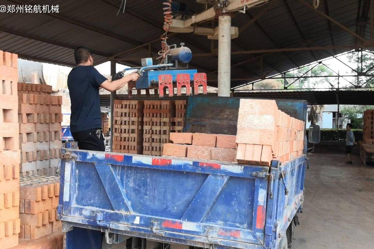 砖厂实拍 省力红砖装卸机 新型夹砖装车设备